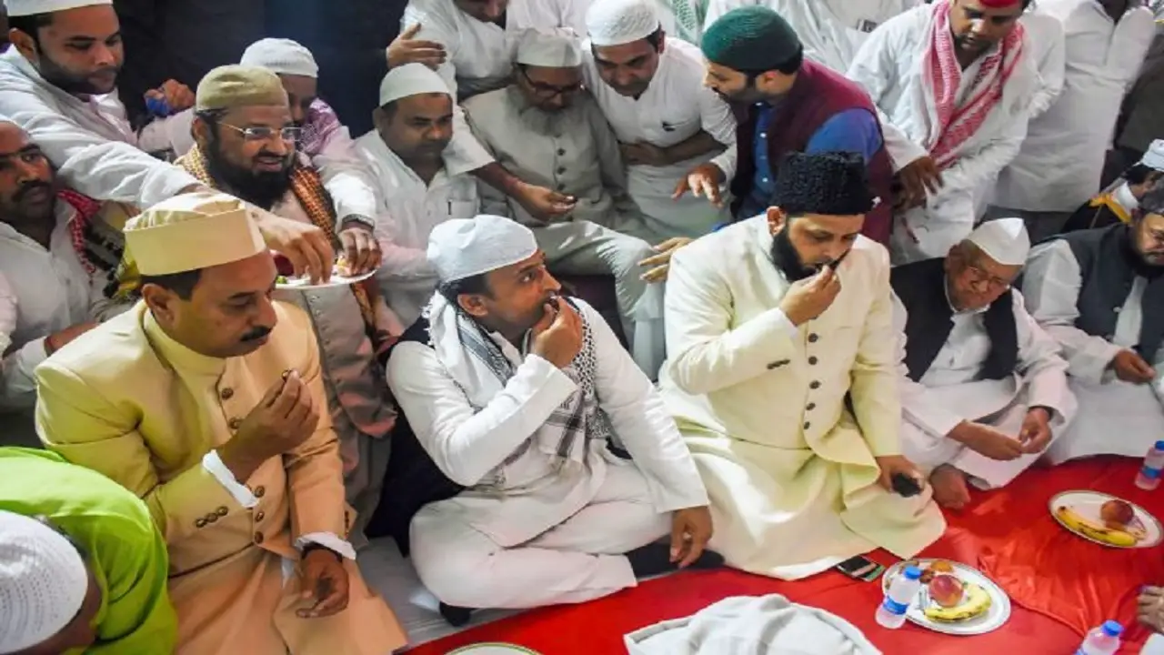 UP Politics “صرف عبادت یا سیاست…؟” — مسجد میں اکھلیش یادو کے داخلے پر ہنگامہ، امام و ایم پی محمد اللہ ندوٰی نے خاموشی توڑی