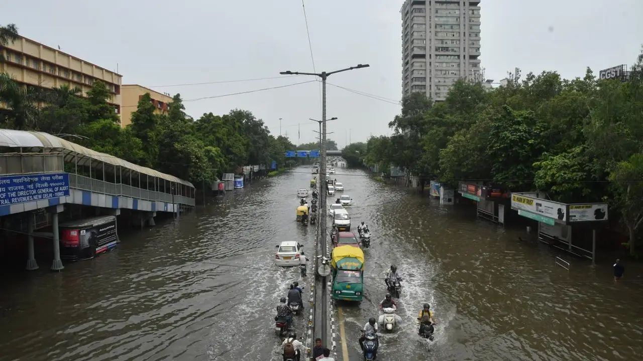 Delhi Flood Alert دہلی میں یمنا کا خطرناک آبی اضافہ، ہزاروں لوگوں کے لیے ہنگامی حالت کا اعلان